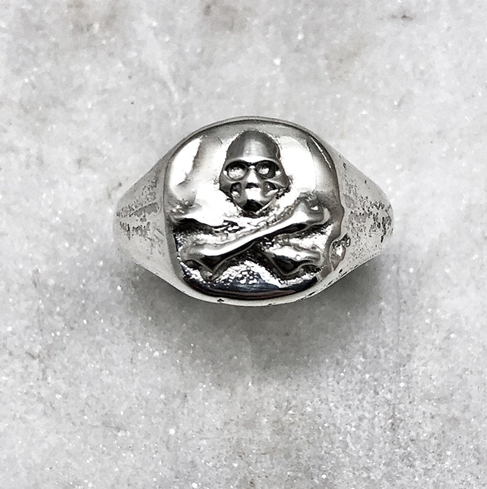 silver skull and crossbones ring top view