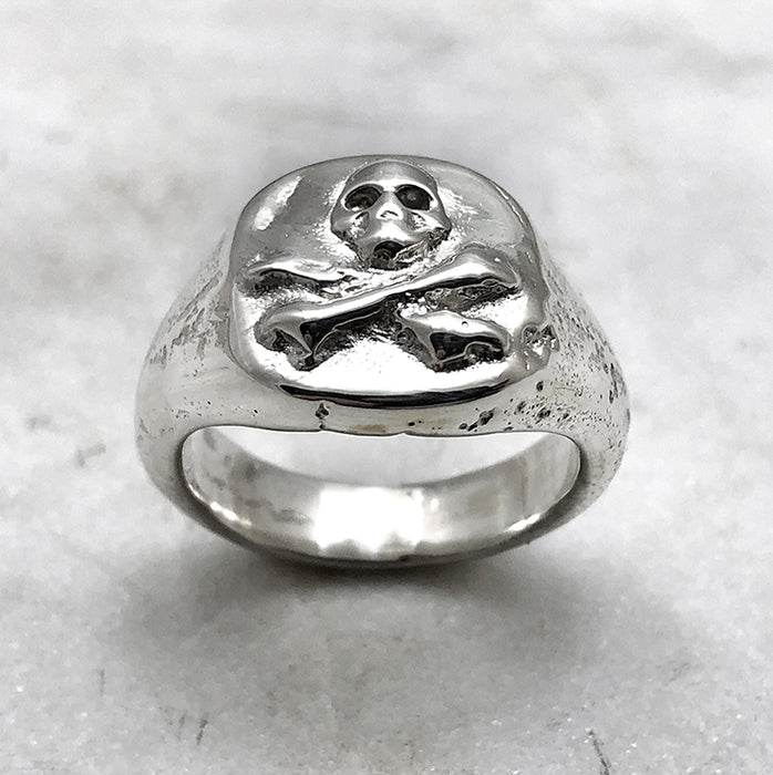 silver skull and crossbones ring side detail view